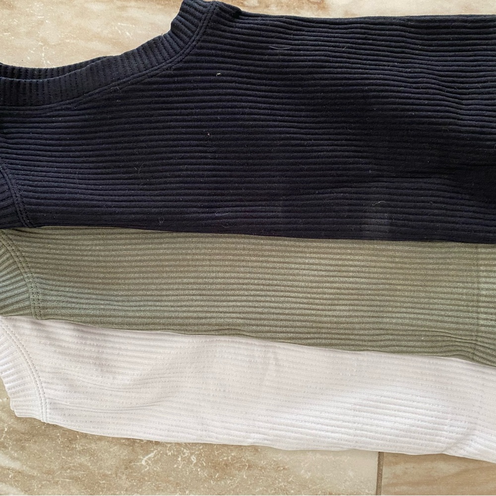 3 size small women’s ribbed crop tops